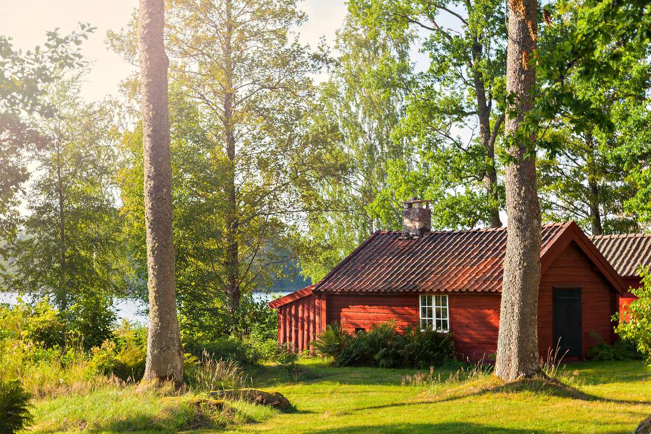 Κόκκινο ξύλινο σπίτι σε λίμνη. Smaland, Σουηδία. παζλ online