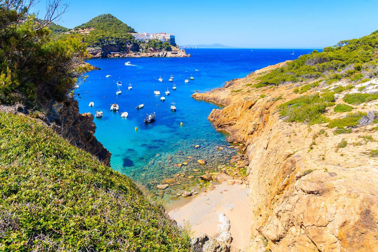 Bărci pe mare lângă satul de pescari Sa Tuna, Costa Brava, Spania jigsaw puzzle online