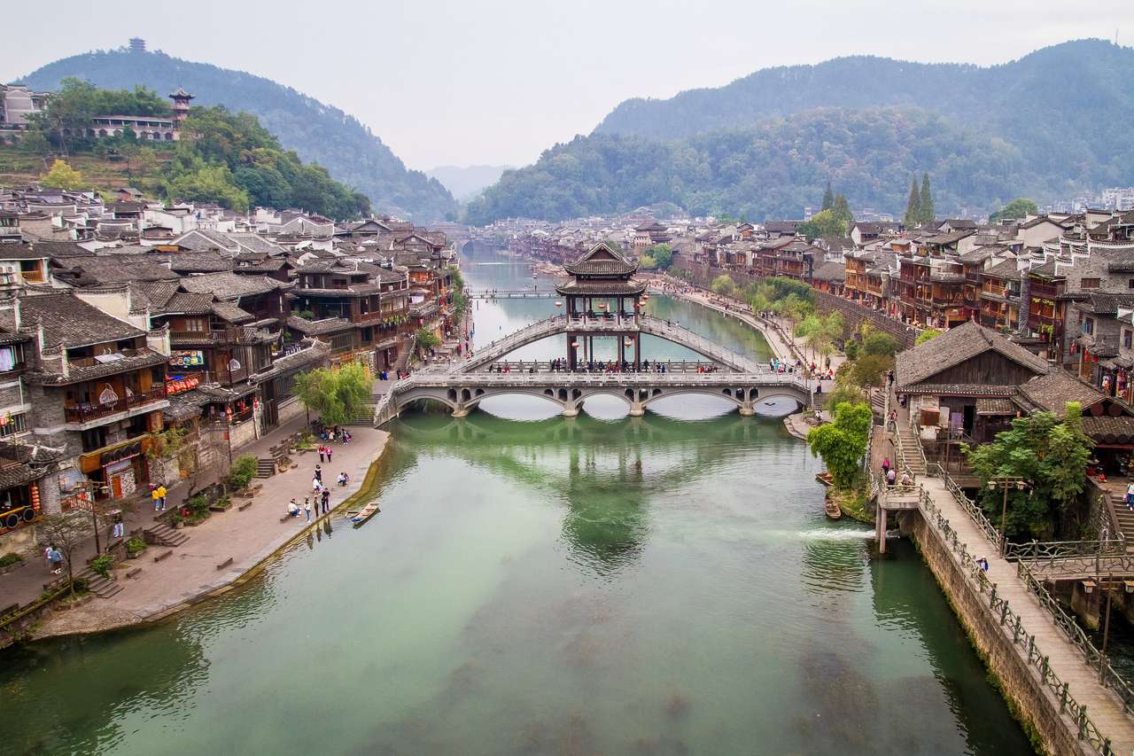Vue sur la ville antique de Fenghuang et la rivière Tuo puzzle en ligne