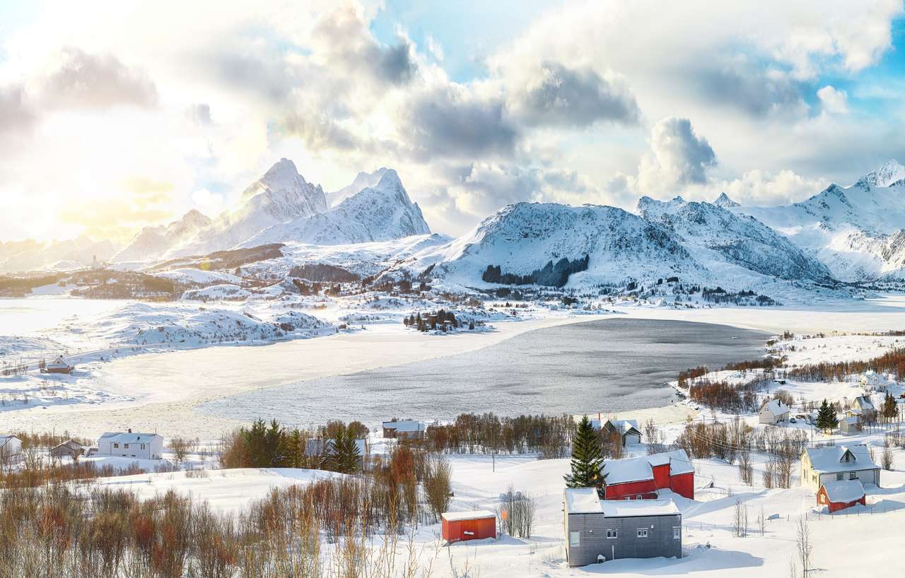 Bostad falu és a Torvdalshalsen-tó kirakós online