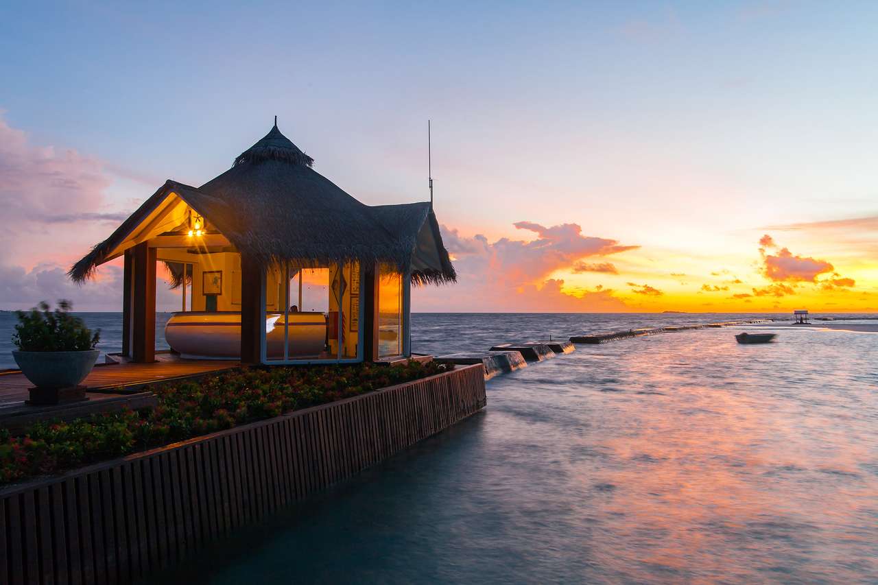 Solnedgång på den tropiska ön Maldiverna pussel på nätet