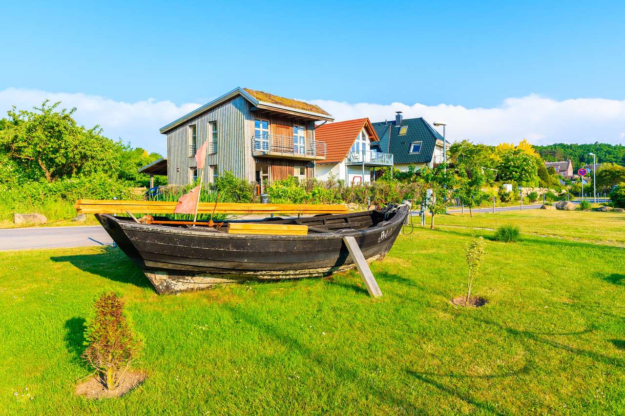 Дървена рибарска лодка на зелена трева в село Зеедорф онлайн пъзел