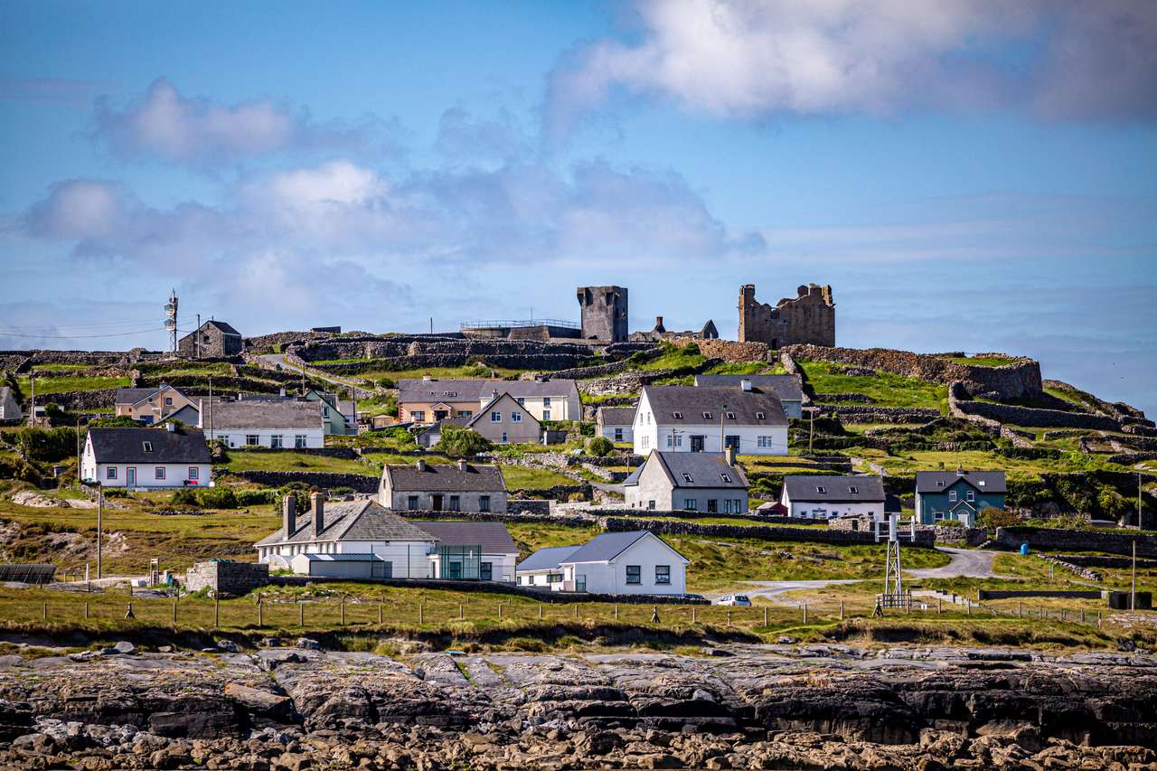 Castelo arruinado do século XV na ilha de Inis Oirr puzzle online