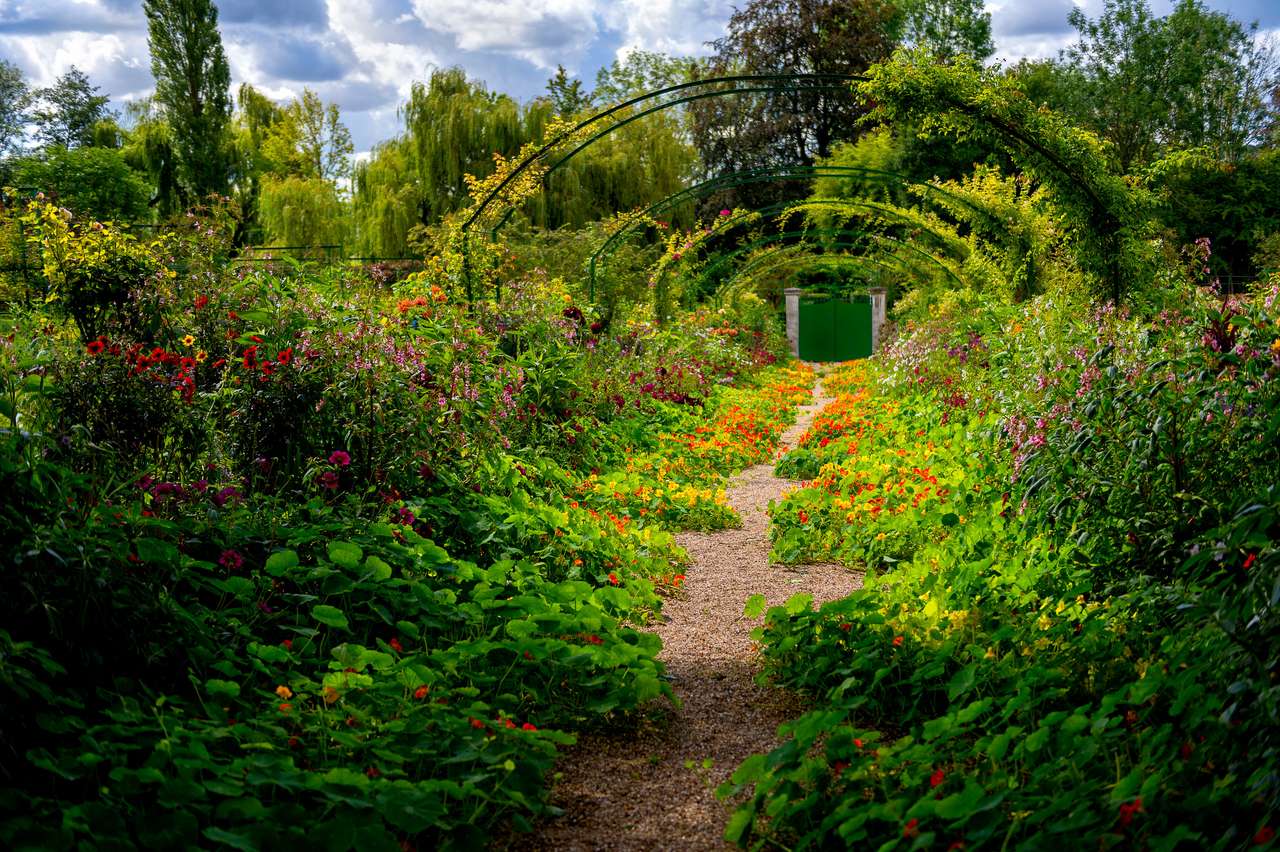 Blumenallee in Monets Garten in Giverny Puzzlespiel online