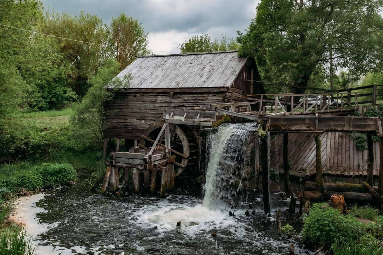 Oude houten logboekwatermolen in Russisch dorp online puzzel