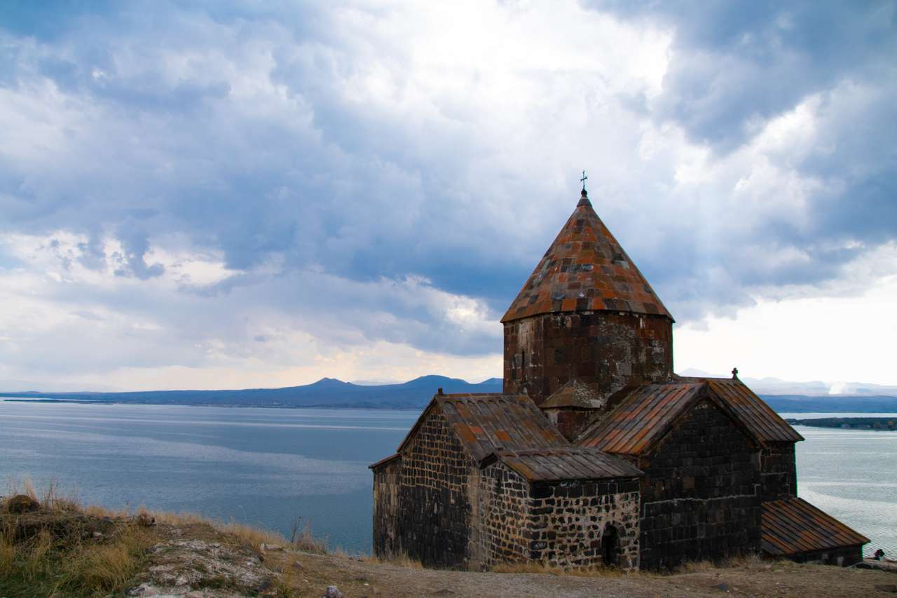 Forntida Sevanavank klosterkomplex i Armenien pussel på nätet