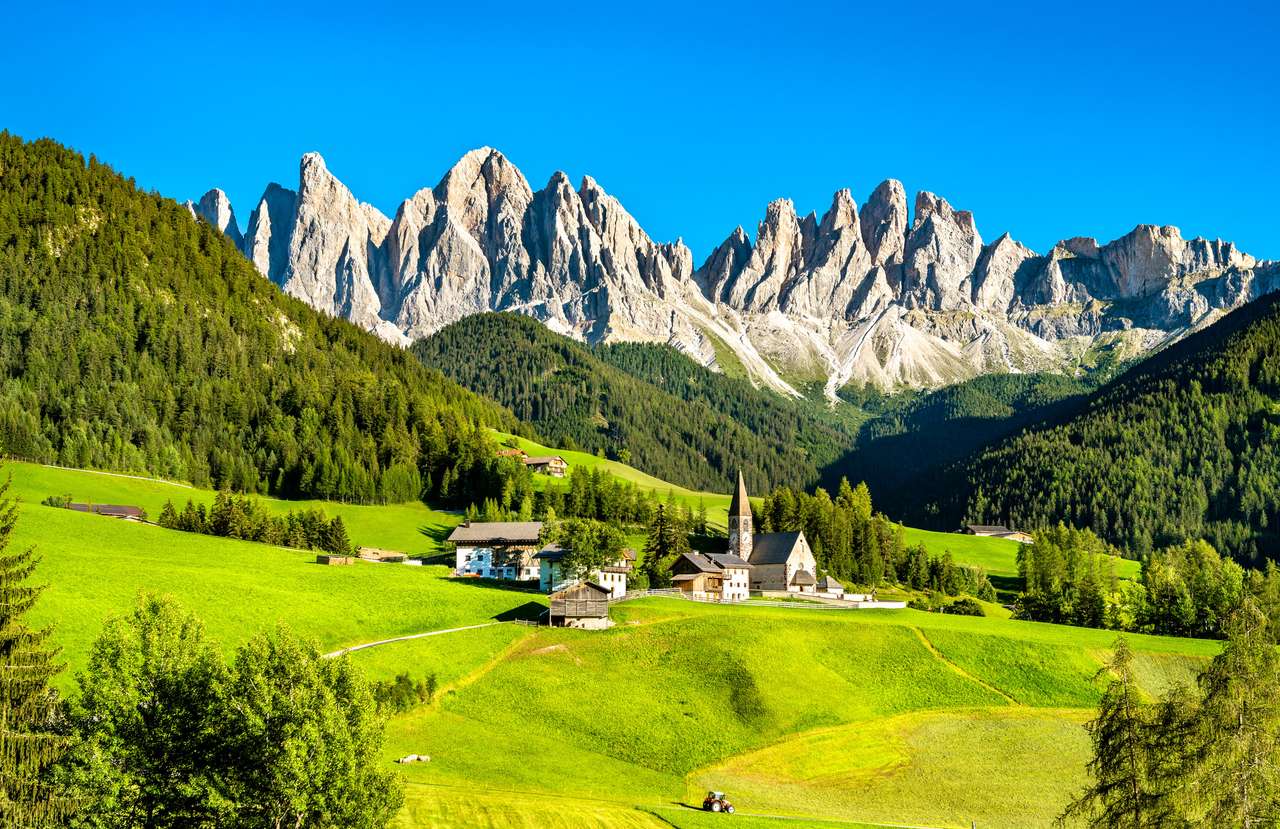 Templom Santa Maddalenában - a Dolomitok, Olaszország online puzzle