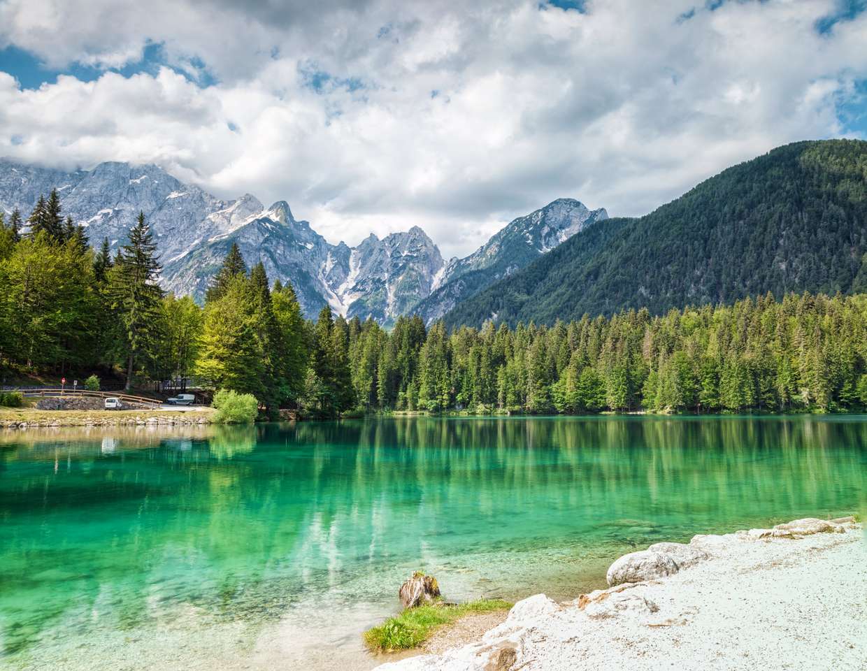 Lac Fusine dans les Alpes italiennes puzzle en ligne