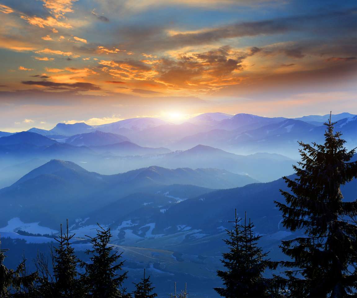 Beau coucher de soleil sur les montagnes du soir puzzle en ligne