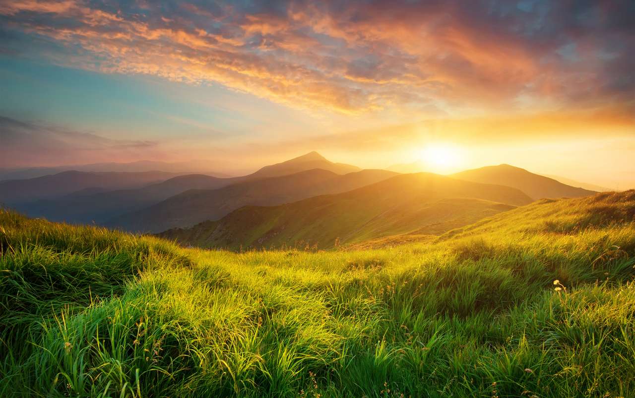 Планинска долина по време на изгрев слънце онлайн пъзел