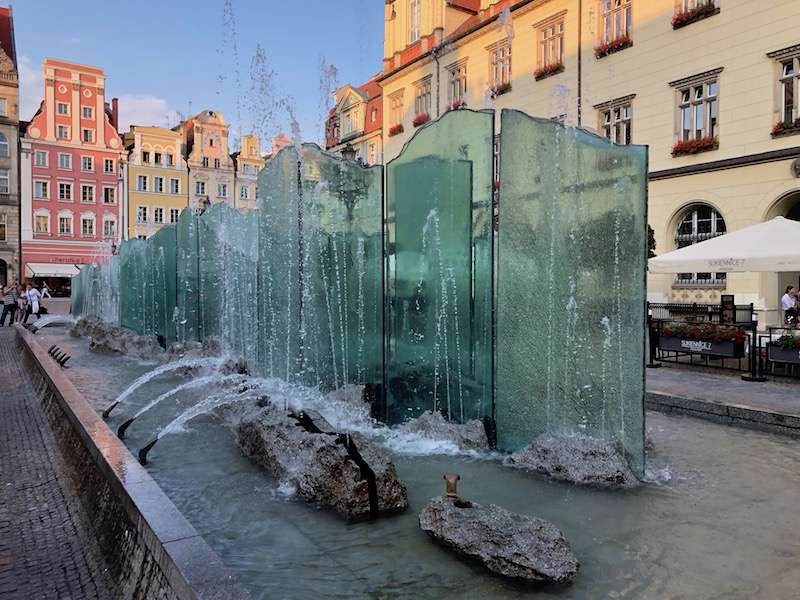 Fontaine en verre sur la place du marché à Wrocław puzzle en ligne