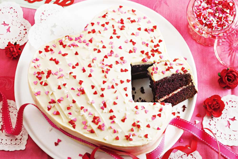 Торт «Красный бархат» в форме сердца пазл онлайн
