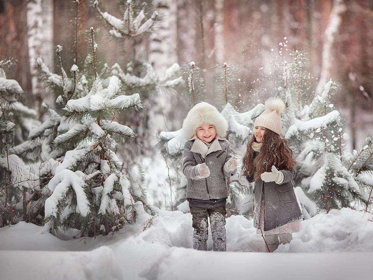 Barns skratt i snön pussel på nätet