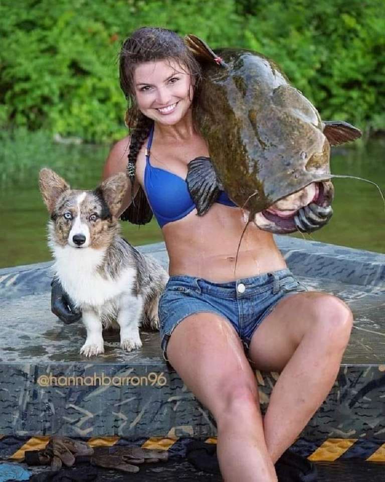 young girl with a big fish online puzzle