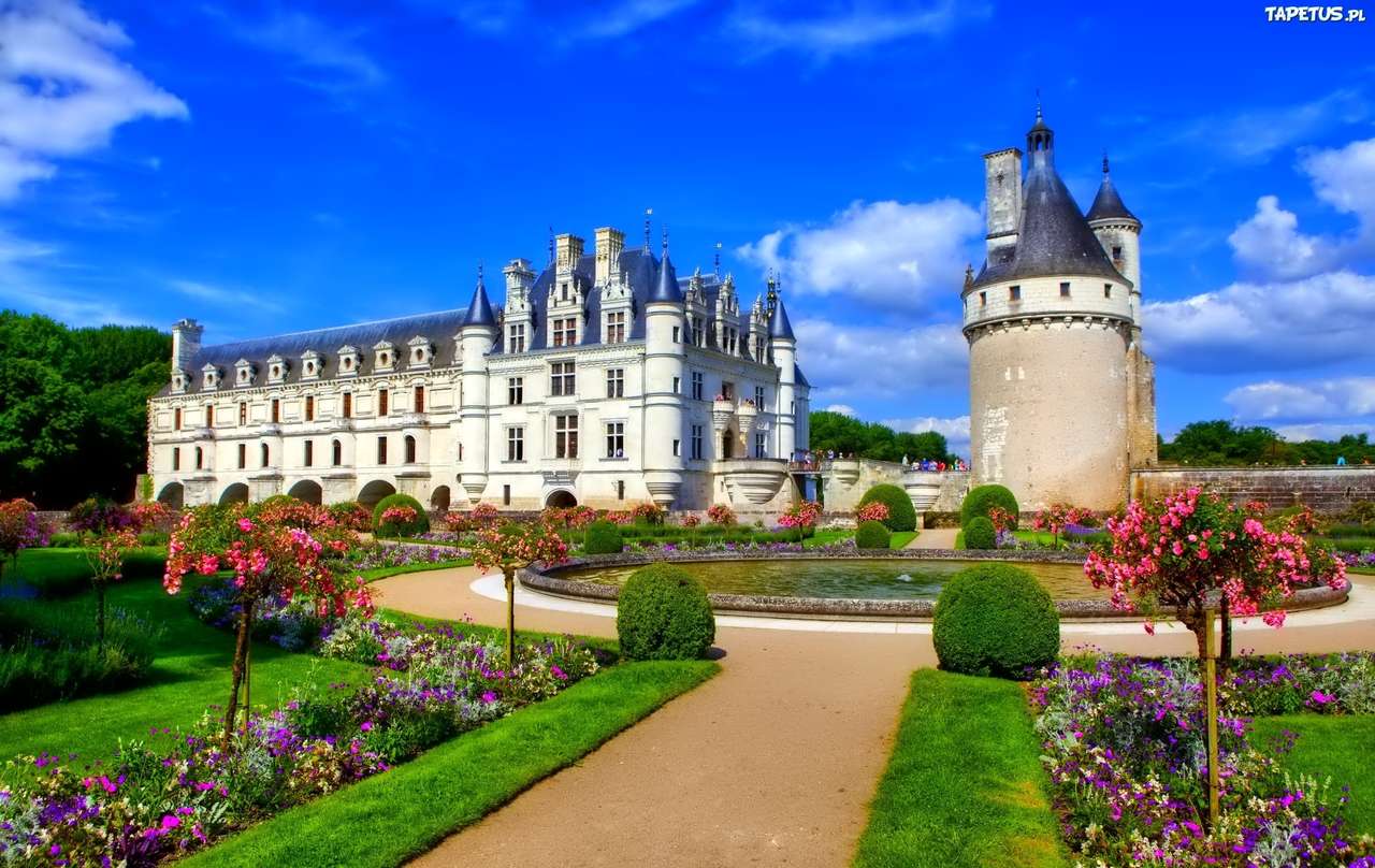 Zámek s krásnou zahradou ve Francii skládačky online