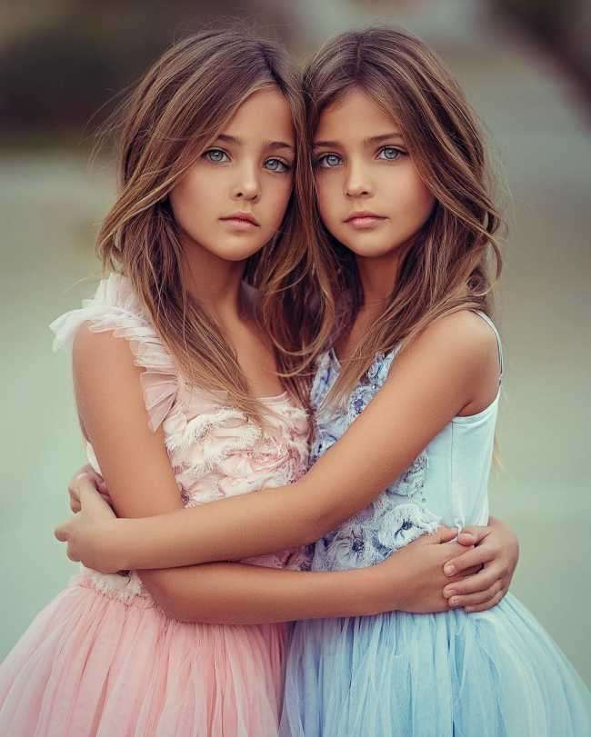 Världens vackraste tvillingar pussel på nätet
