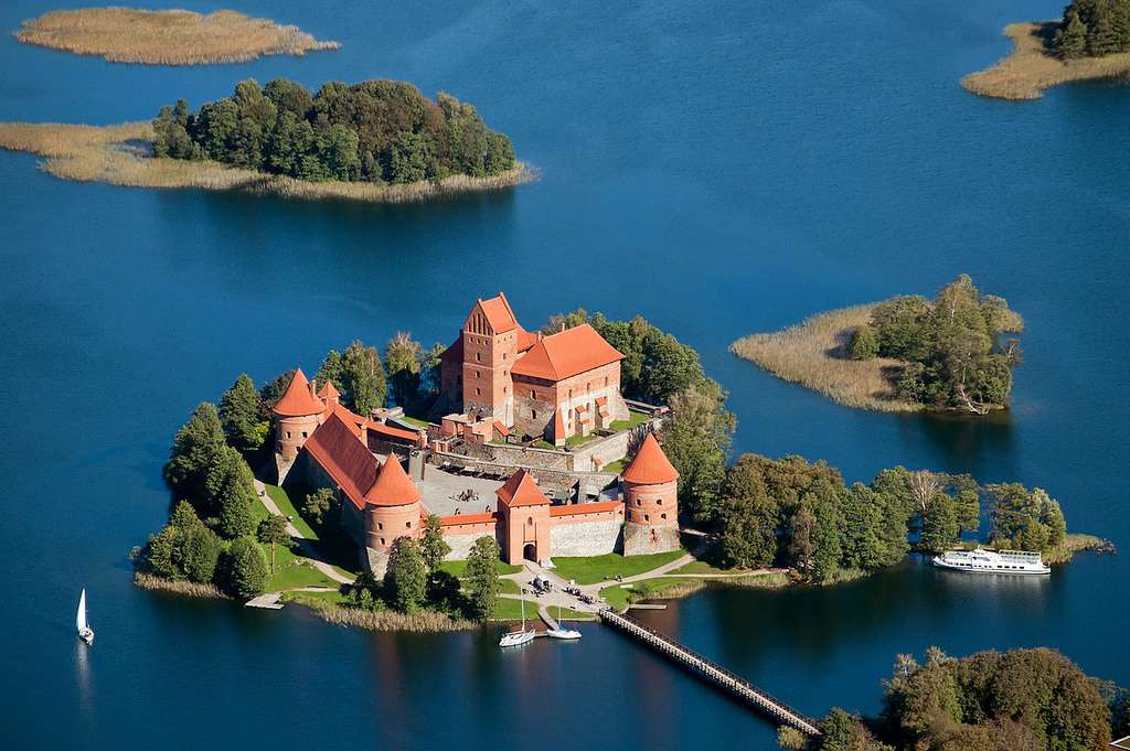 Castelo na ilha de Trakai quebra-cabeças online