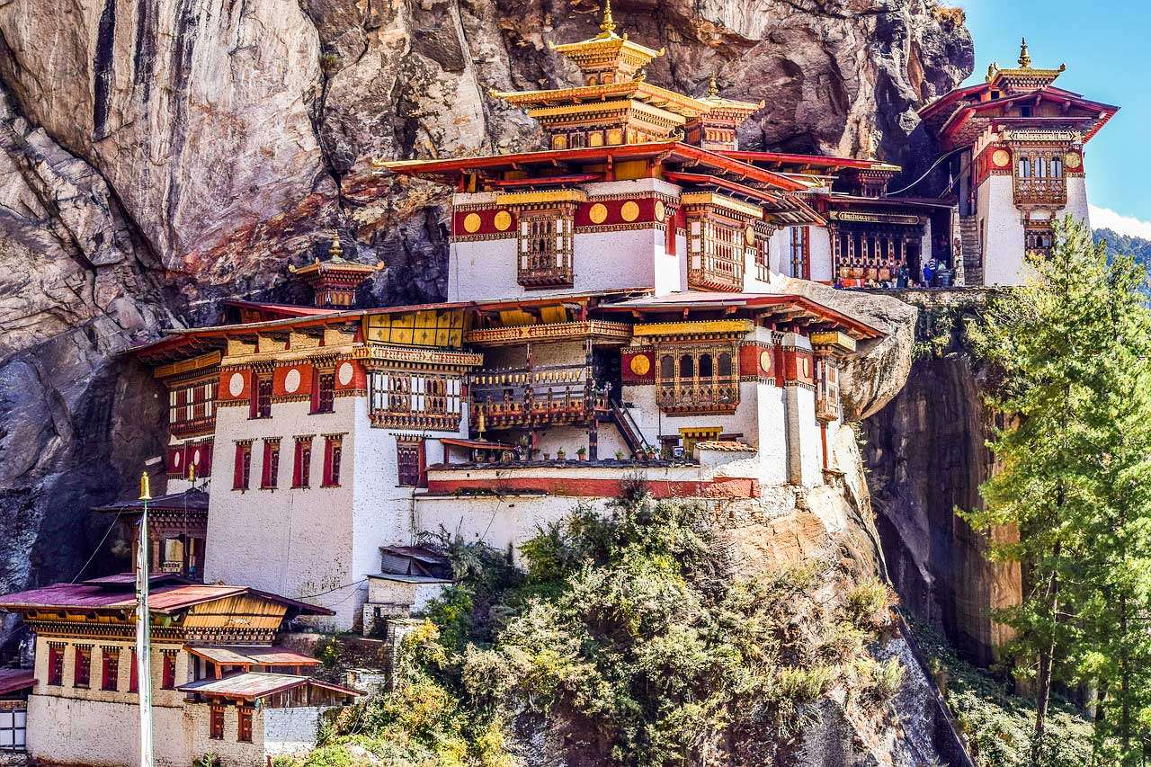 Mosteiro Taktshang Goemba no Himalaia em um penhasco puzzle online