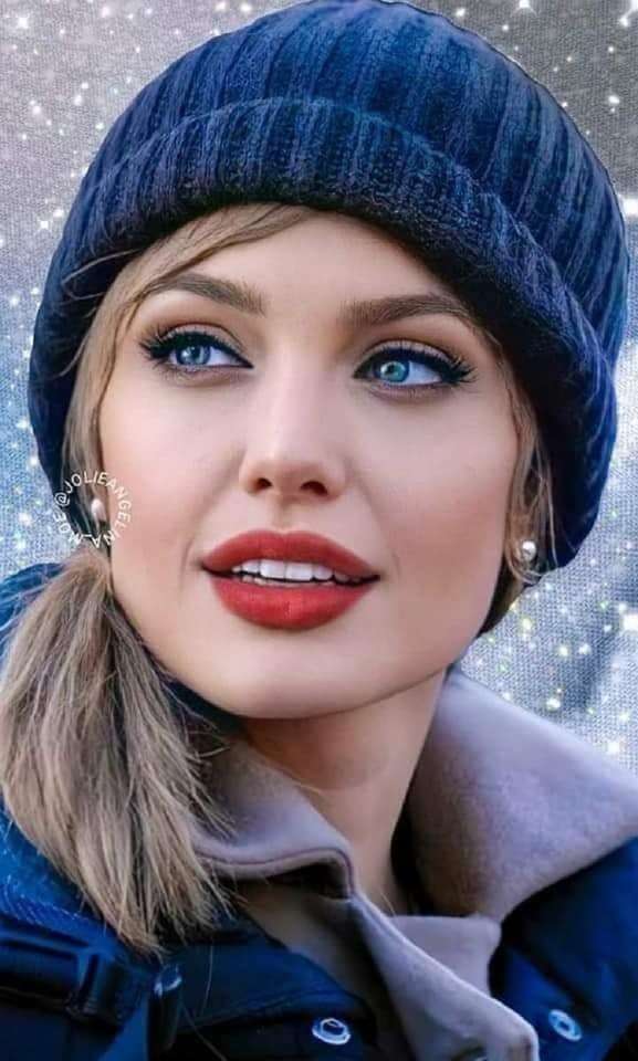 beautiful woman with beret jigsaw puzzle online