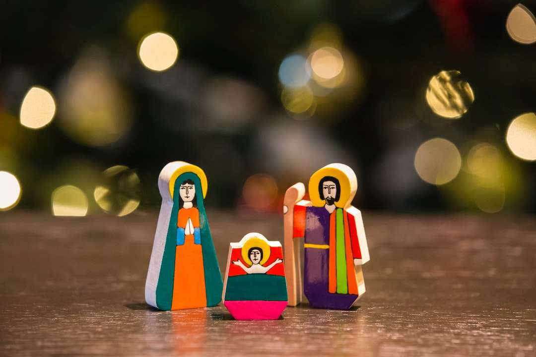 La figura de la Natividad en la mesa rompecabezas en línea