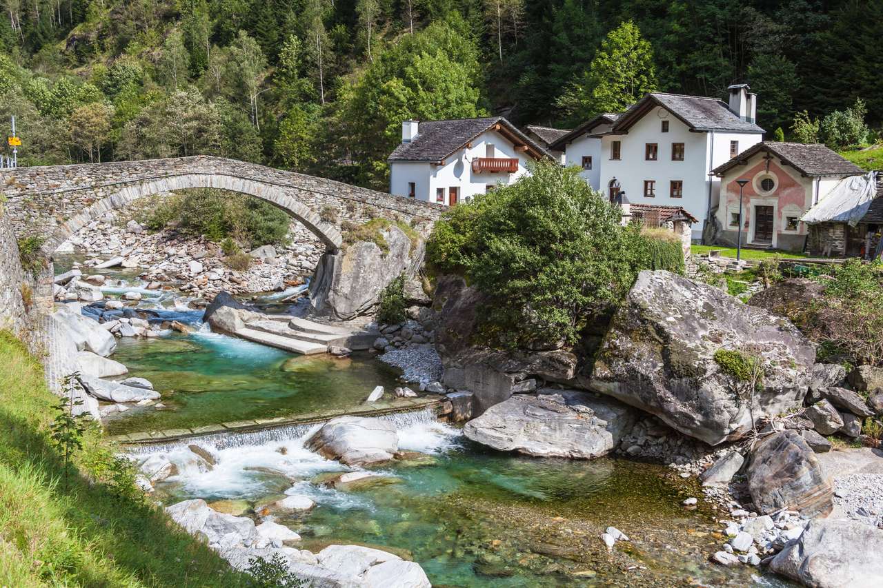 Il ponte di pietra ad Arvigo, Grigioni, Svizzera. puzzle online