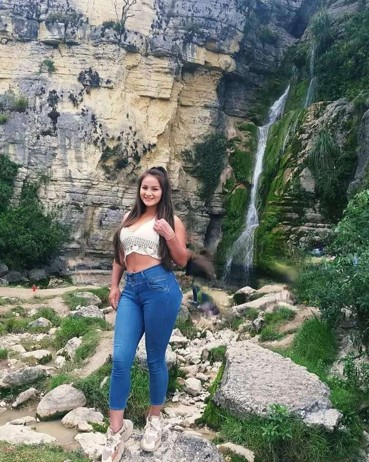 Vacker ung flicka vid ett vattenfall Pussel online