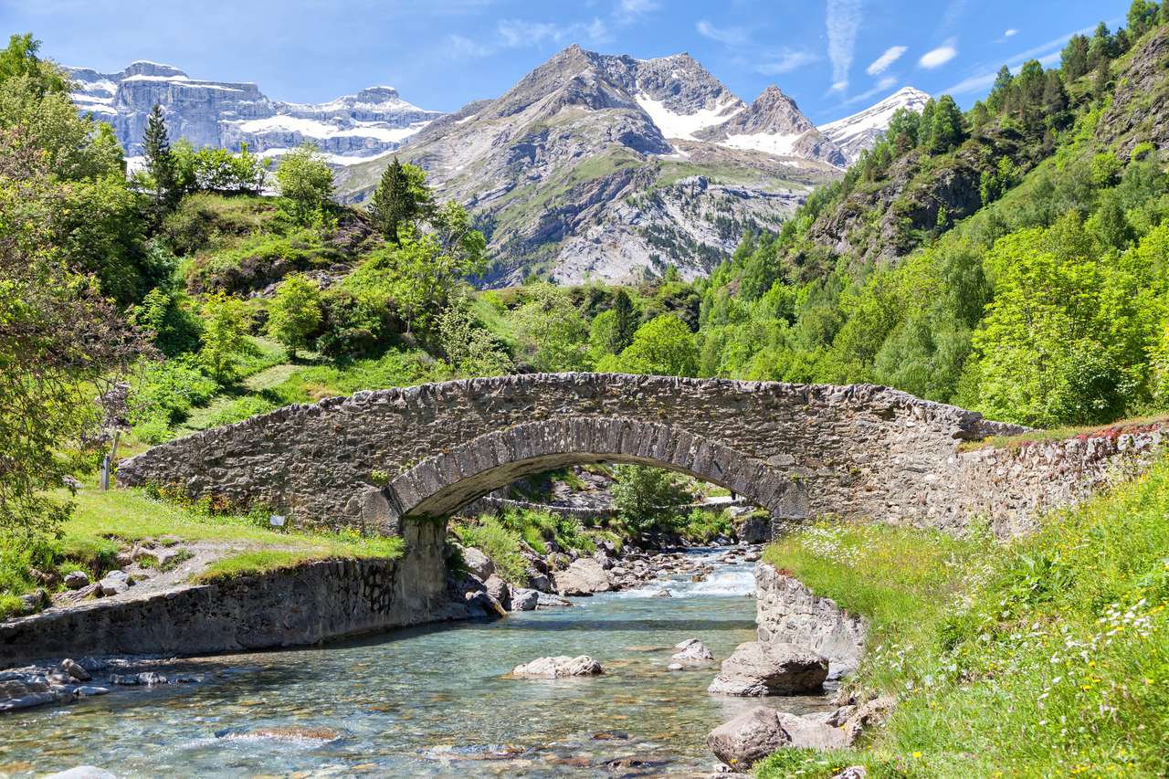 Podul Nadau peste raul Gave de Gavarnie jigsaw puzzle online