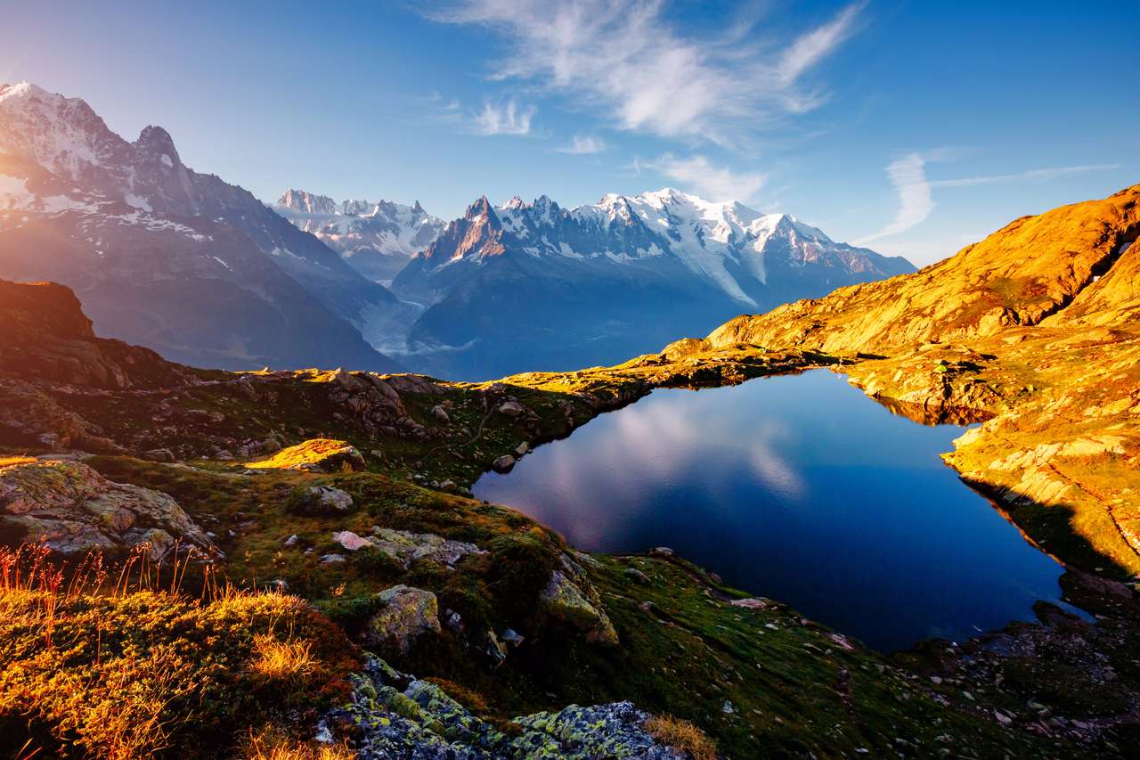 Mäktig Mont Blanc-glaciär med sjön Lac Blanc pussel på nätet