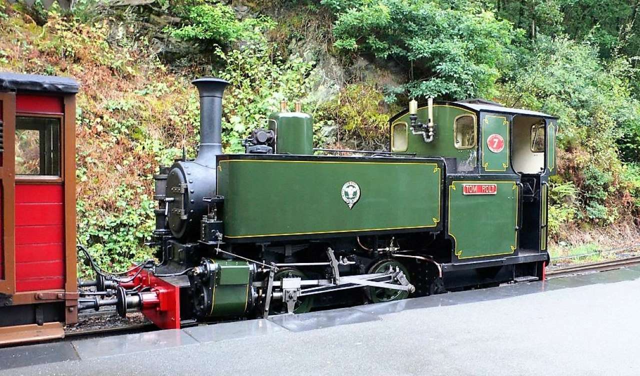 Узкоколейная железная дорога в Уэльсе пазл онлайн