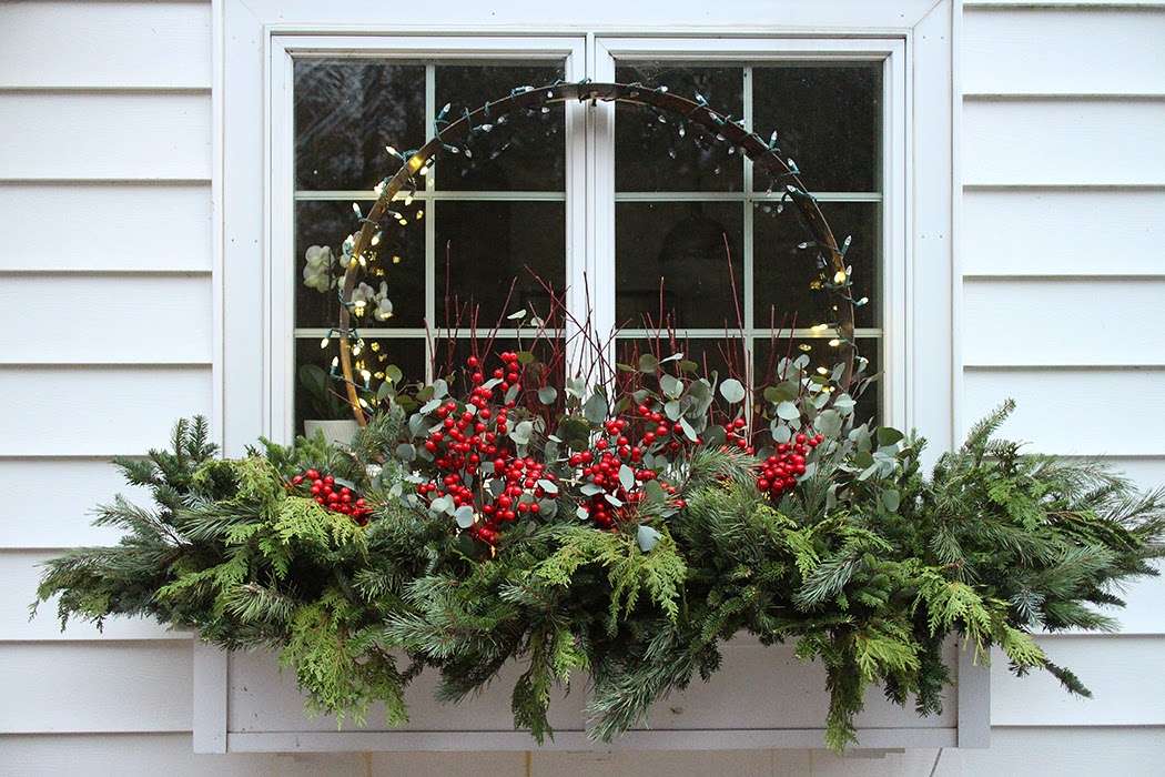 Коледна украса извън прозореца онлайн пъзел