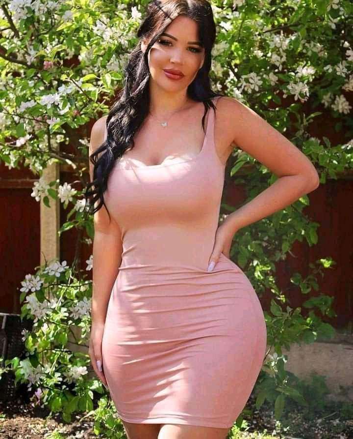 Vacker kvinna i rosa klänning Pussel online