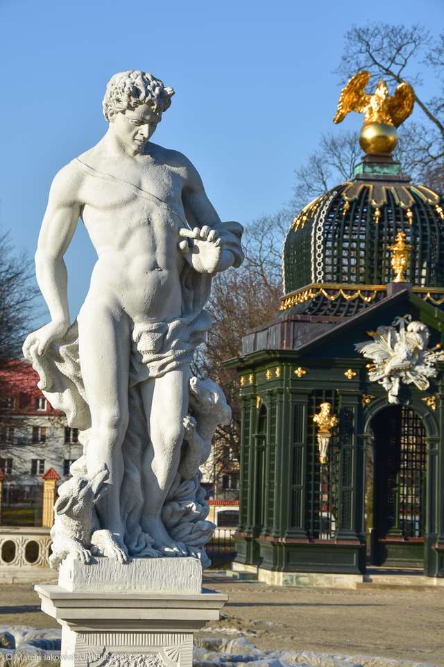 Скульптура в саду Браницьких пазл онлайн