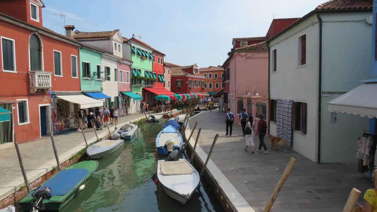 A canal in Burano online puzzle