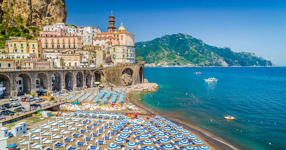 Côte avec une plage à Amalfi puzzle en ligne