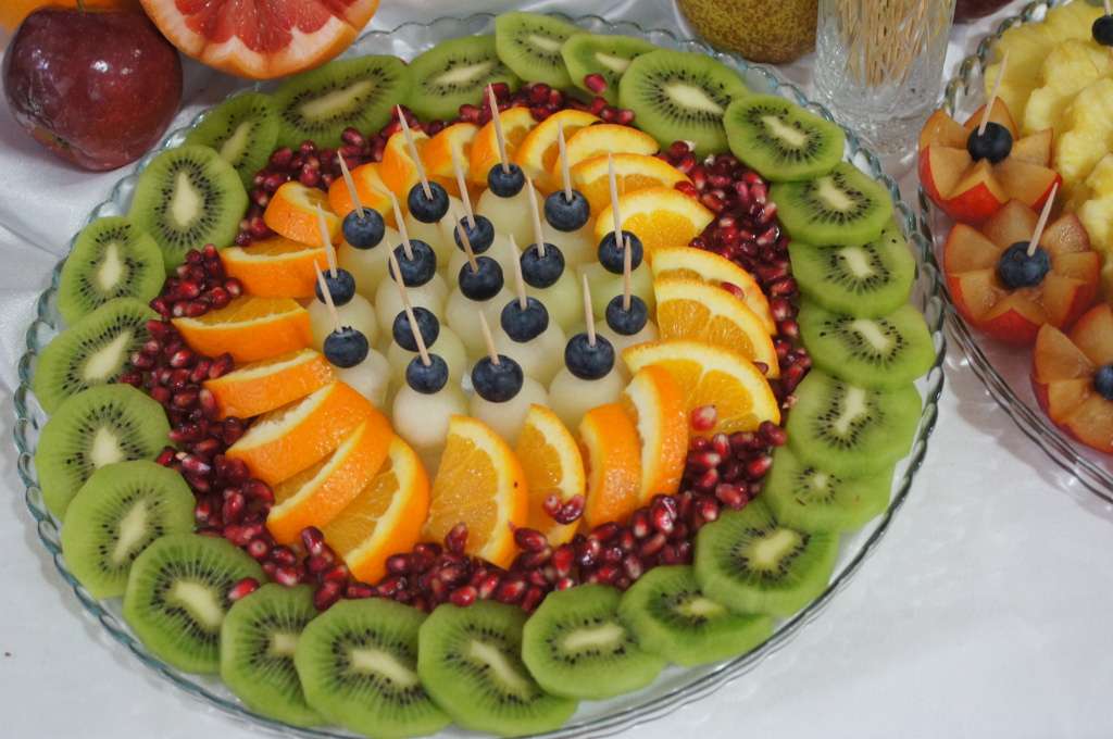 Нарізані фрукти на тарілку онлайн пазл