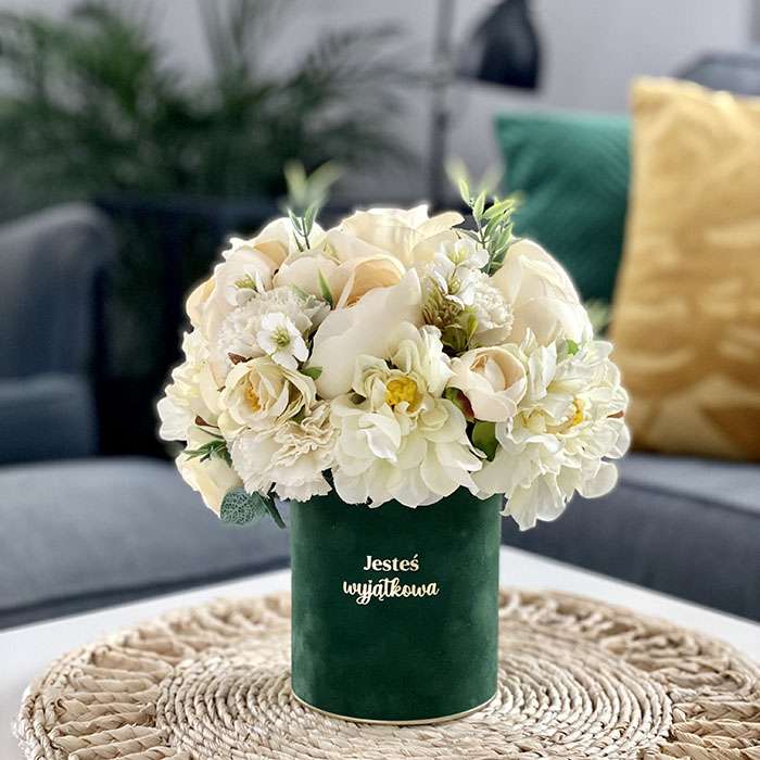 Кремави цветя в кутия онлайн пъзел