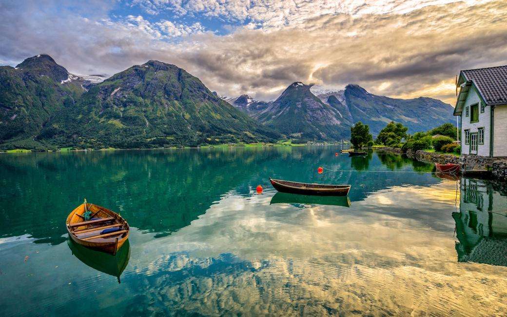Bergen met een meer. Noorwegen online puzzel