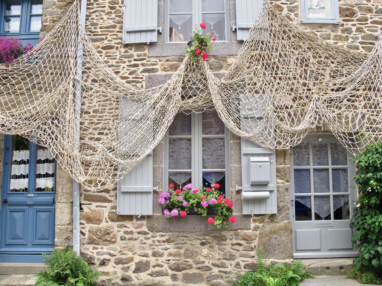 Haus mit Netzen geschmückt Online-Puzzle