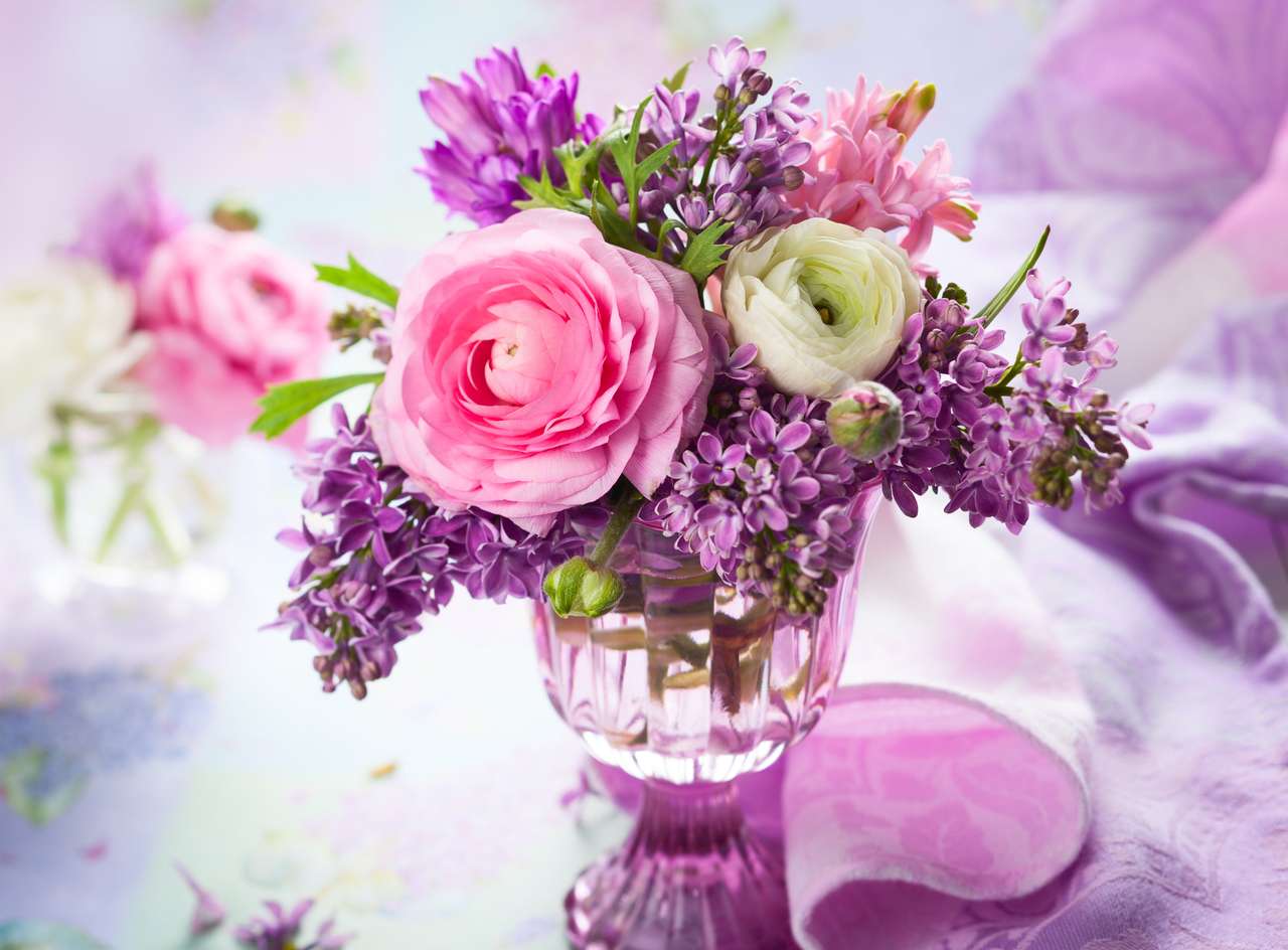Gyönyörű tavaszi virágok vázában kirakós online