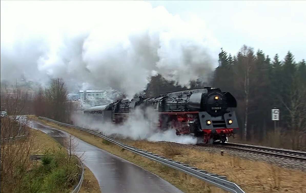 Due locomotive a vapore nella bassa catena montuosa puzzle online