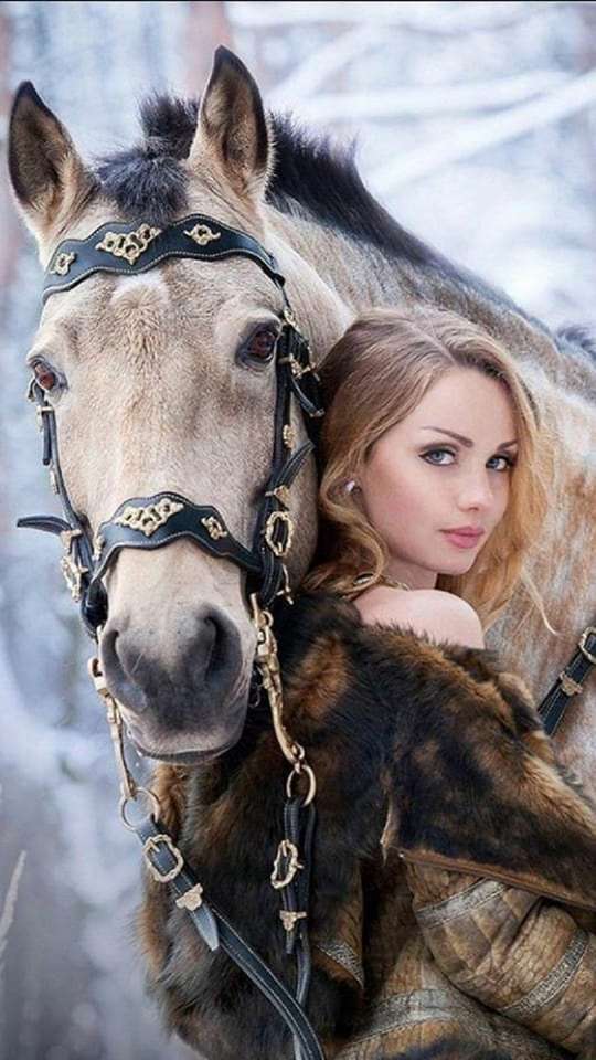 красива молода леді зі своїм конем пазл онлайн
