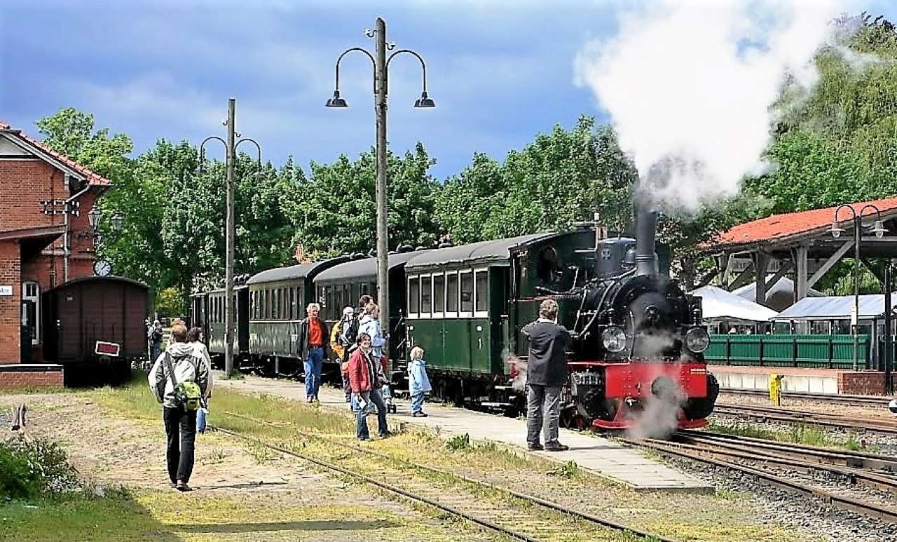 Small train romance like in the olden days! jigsaw puzzle online