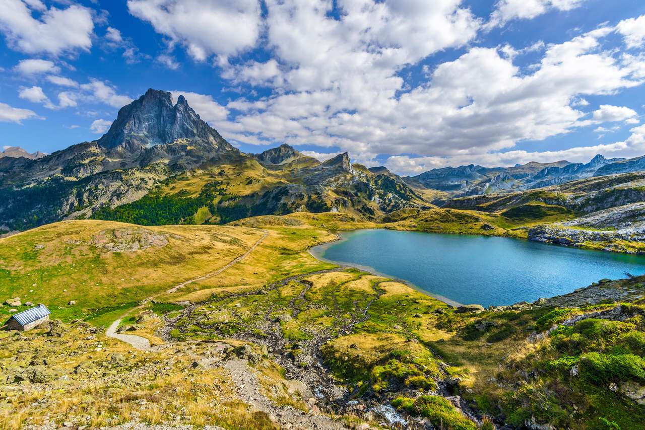 Pico de montaña de Midi Ossau y lago Roumassot rompecabezas en línea