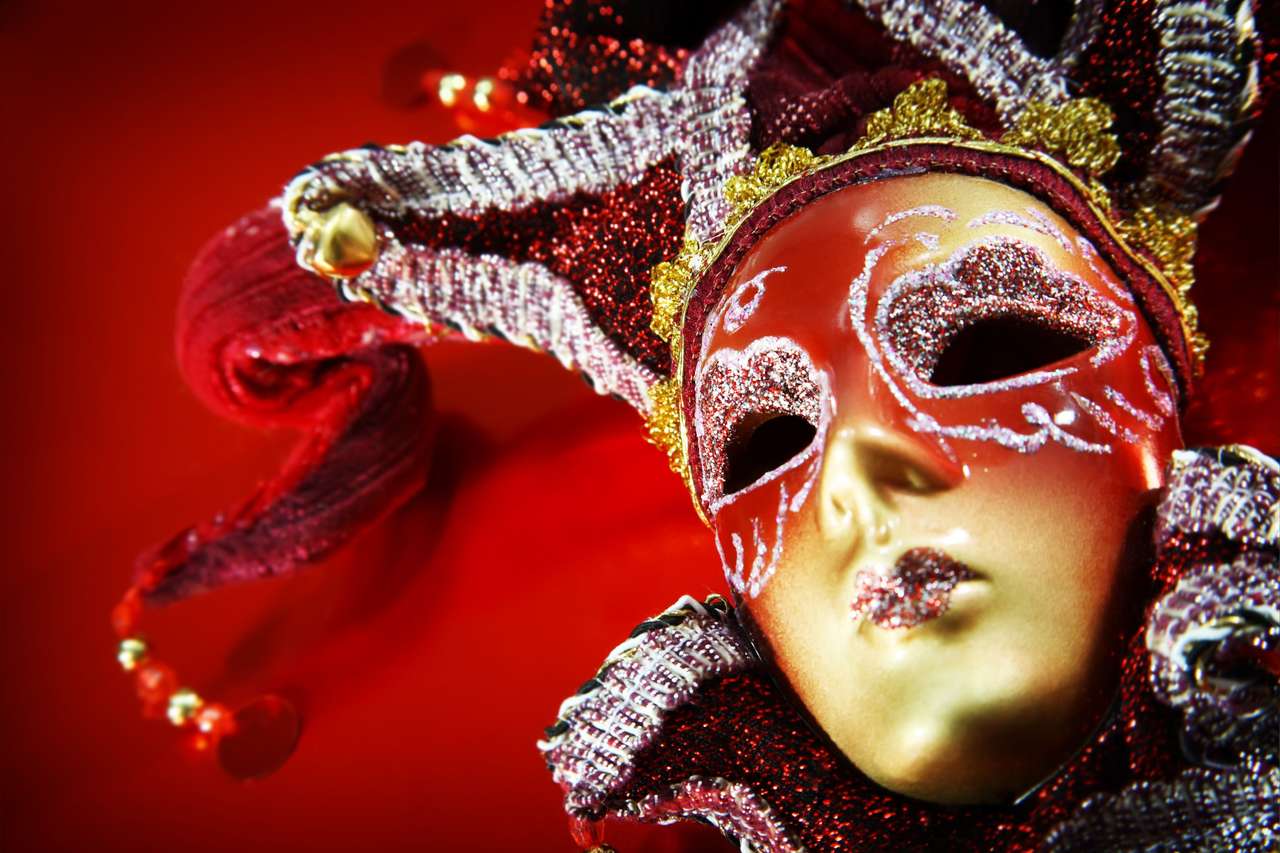 Богато украсена карнавална маска върху червен метален фон онлайн пъзел