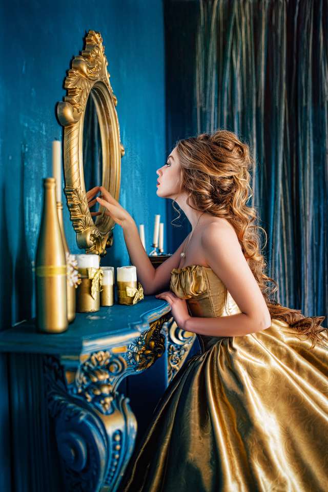 Mooie vrouw in een gouden baljurk legpuzzel online