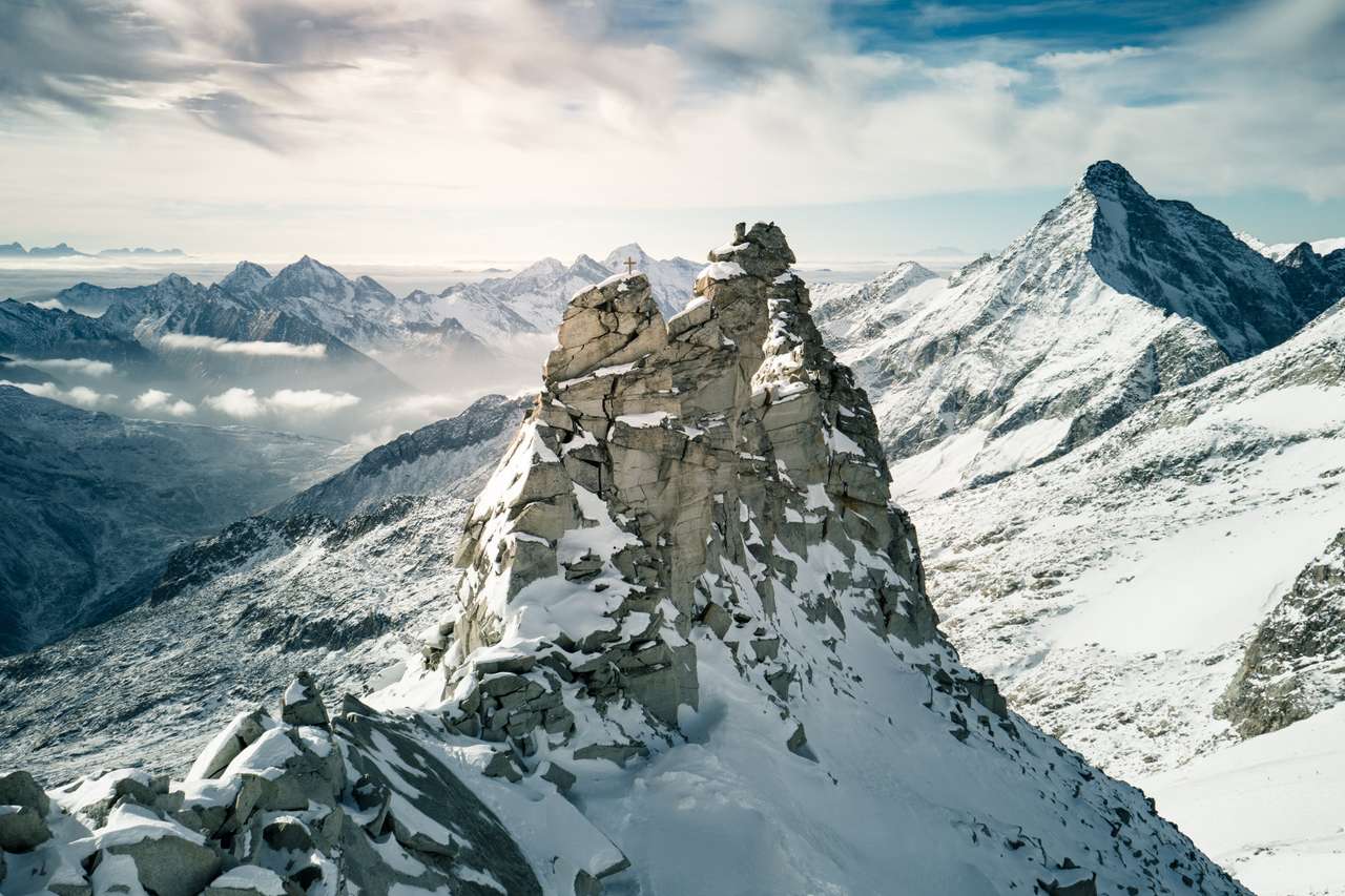 Una toma aérea de la hermosa Hintertuxer Gletscher en Austria rompecabezas en línea