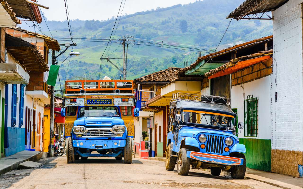 Autobús colorido típico en América del Sur rompecabezas en línea