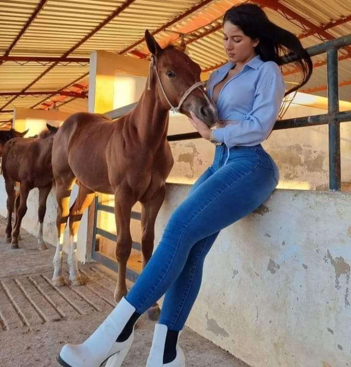 Красива млада жена сред коне онлайн пъзел