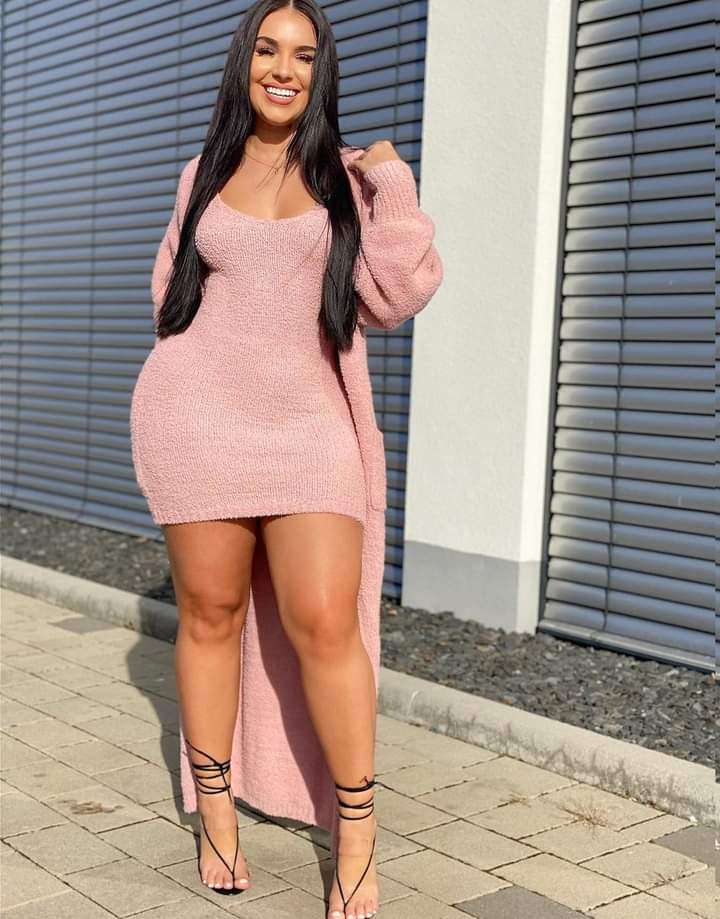 Красива жінка, одягнена в рожевий пазл онлайн