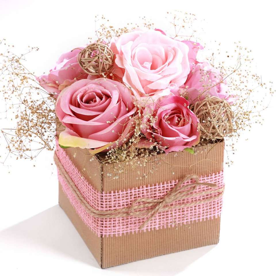 Ένα ροζ μπουκέτο τριαντάφυλλα σε ένα κουτί online παζλ